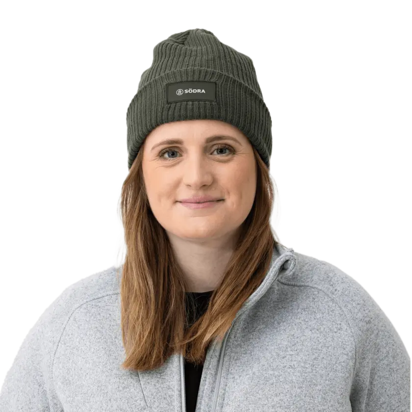 stickad mössa med södra logga på kvinnlig modell