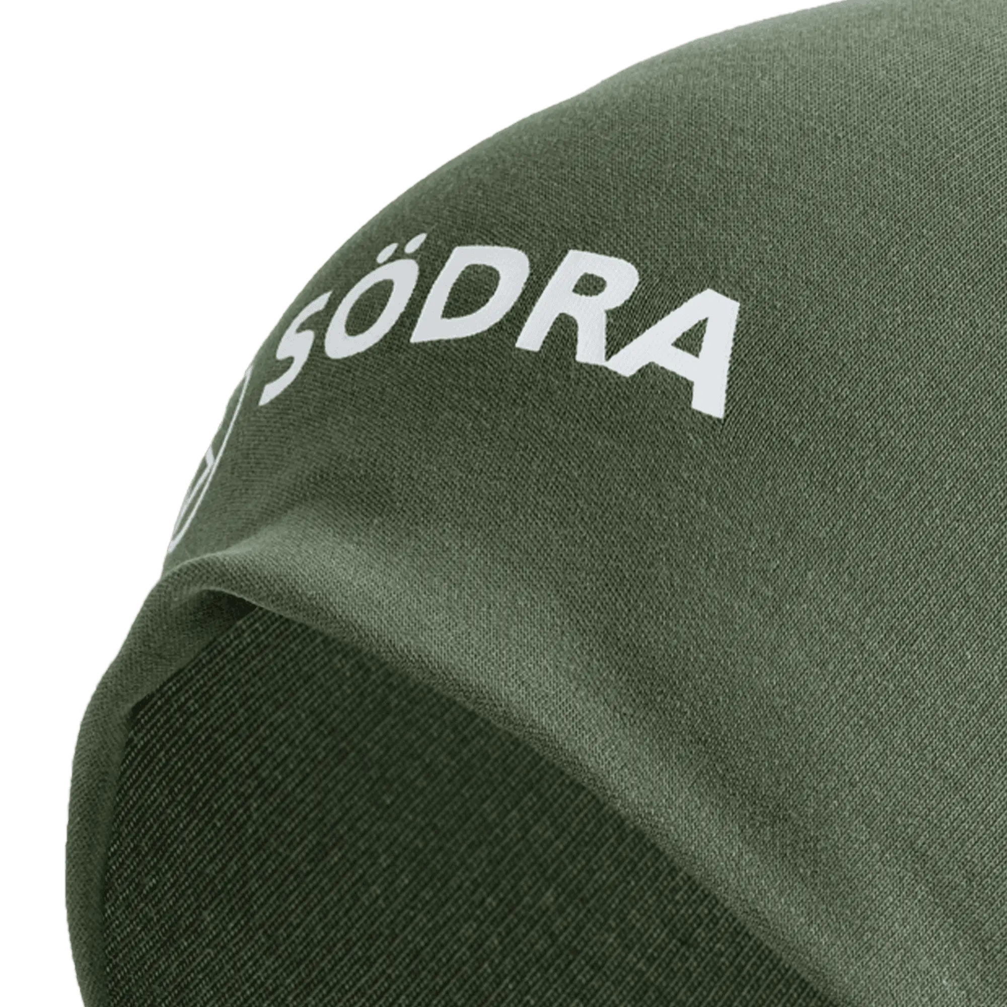 grön mössa med södra logga på i närbild