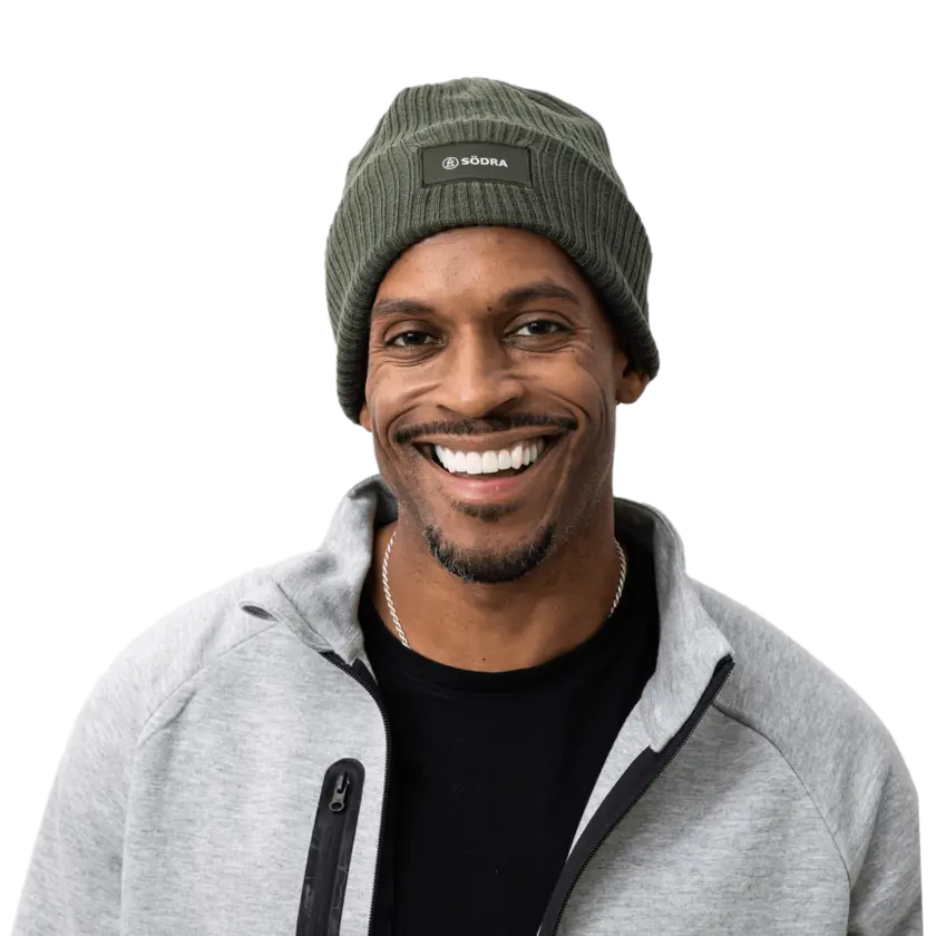 stickad mössa med södra logga på manlig modell