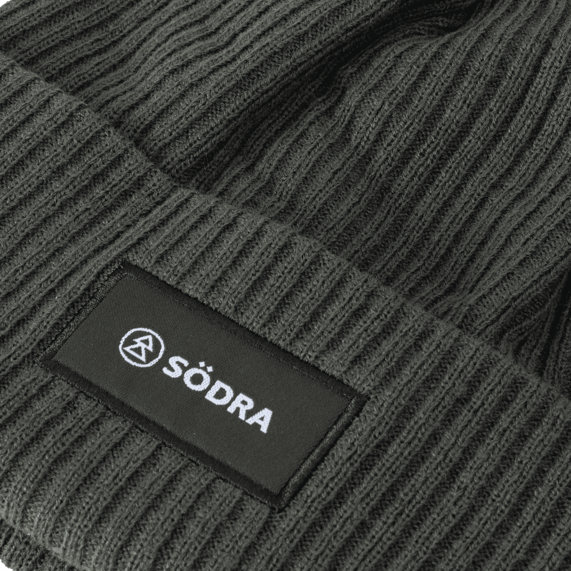 stickad mössa med södra logga närbild