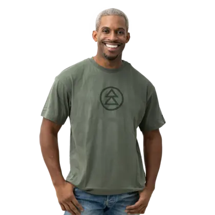 grön södratshirt med grön logga